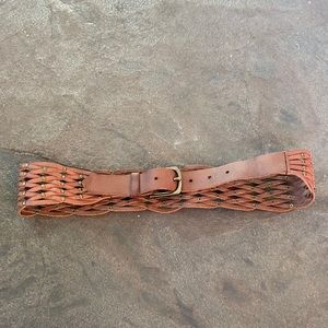 Women’s wide belt with buckle closure